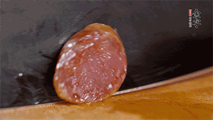 金字火腿肉香腸上鍋蒸15分鐘，切片備用。