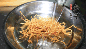 蟲草花用涼水浸泡10分鐘，干香菇溫水泡發(fā)至軟去蒂備用。蓮子、紅棗也可一同清洗干凈。