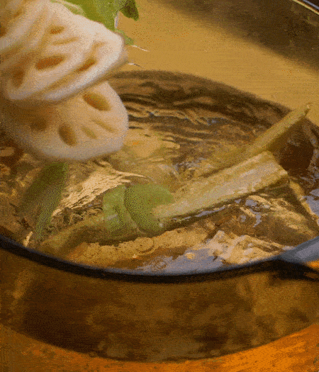 把玉米筍（對半切開）、西芹（切斜片）、蓮藕（切片），放入開水鍋內(nèi)，加點少許鹽、油，汆燙2分鐘。