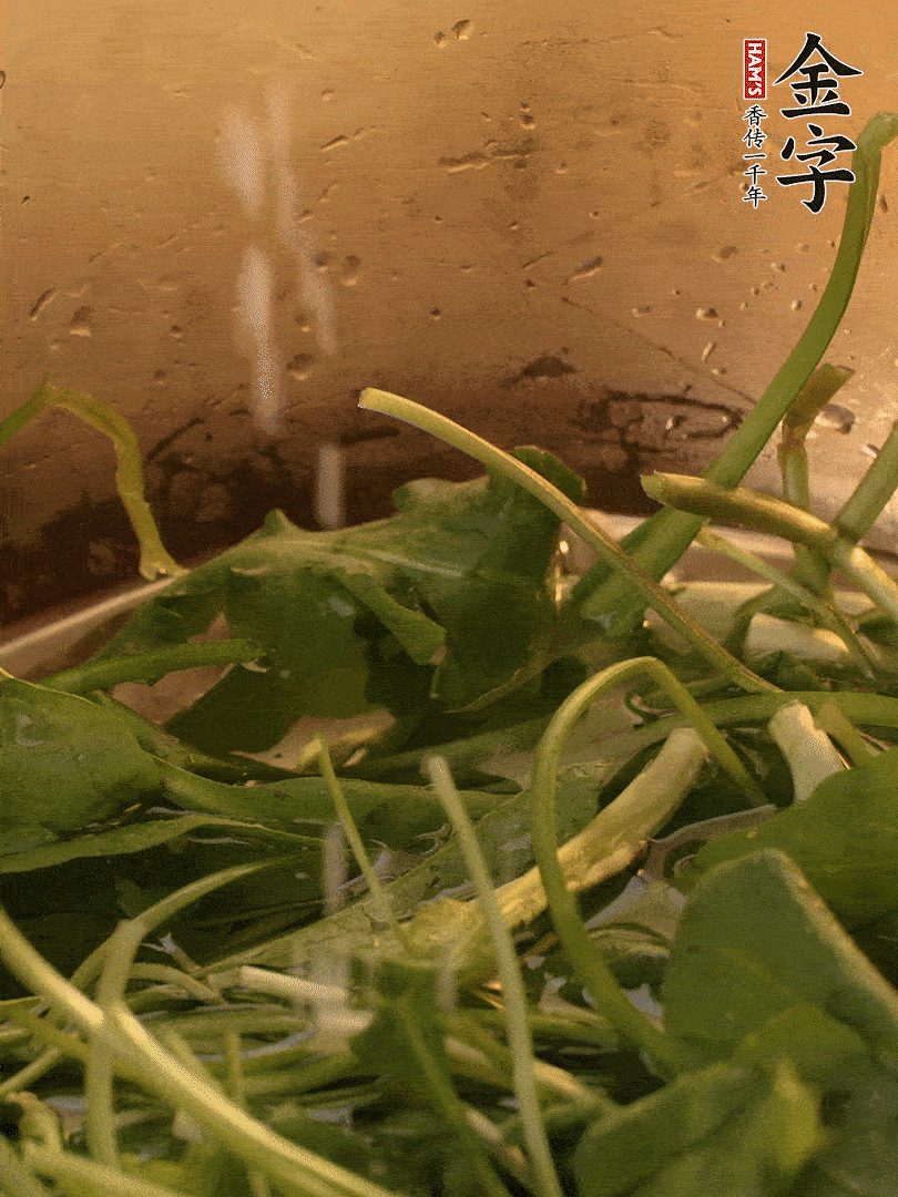 薺菜去掉根部，加小蘇打、鹽熱水沸騰燙軟。