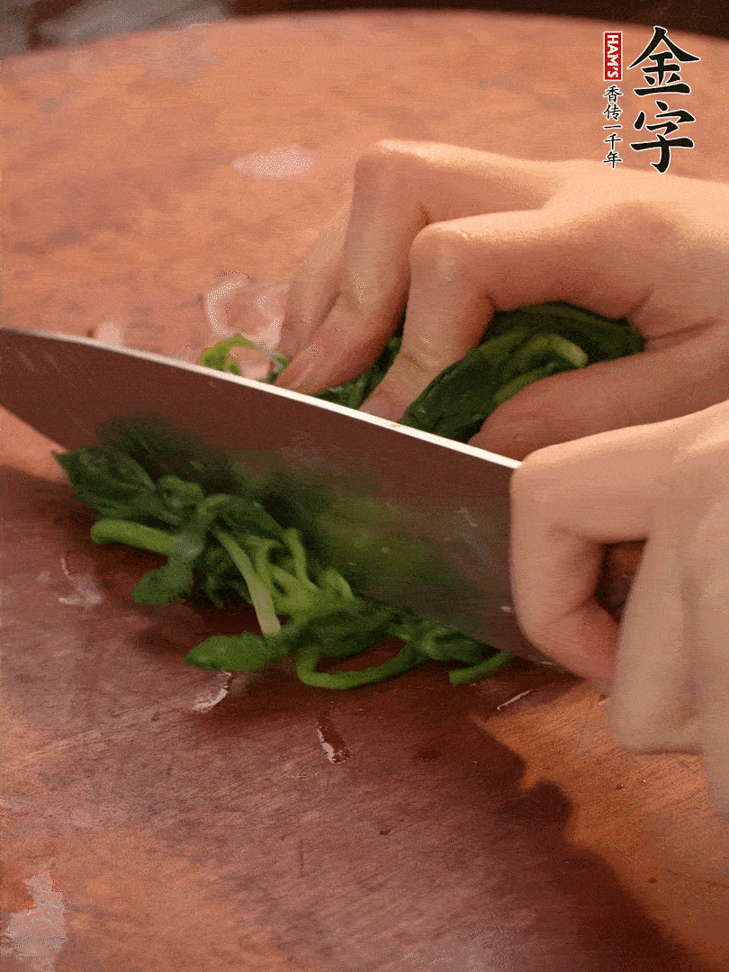 晾涼拽干水份，切碎備用。