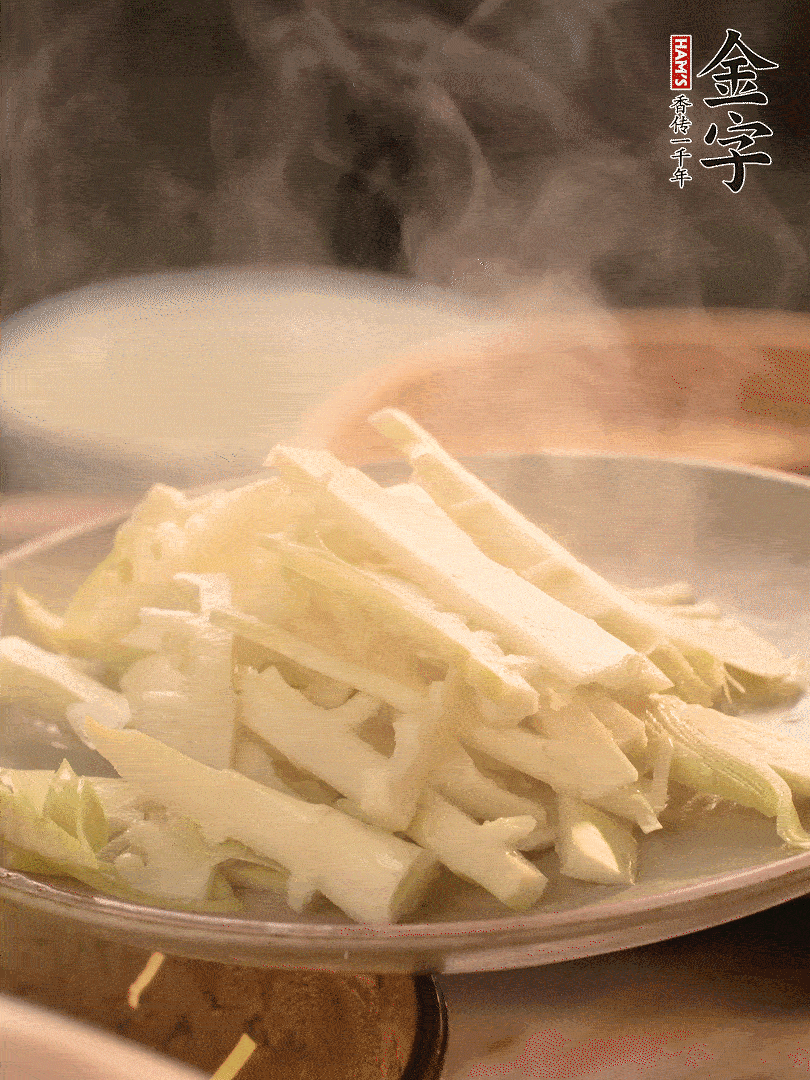 春筍切薄片，焯水去除澀味。