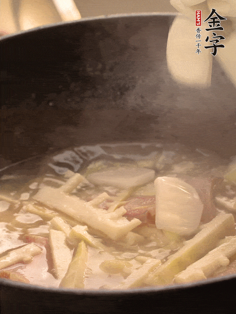加一點(diǎn)開水后，放年糕燜2分鐘至軟。