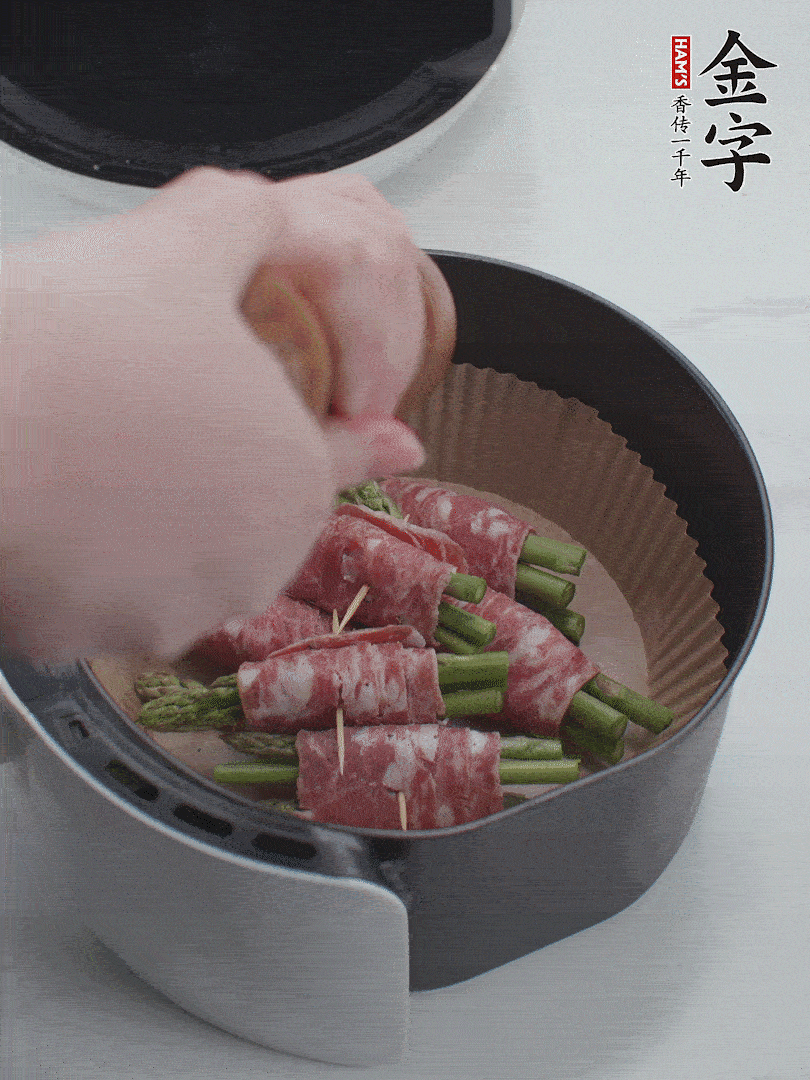 在培根卷上撒點(diǎn)黑胡椒碎。