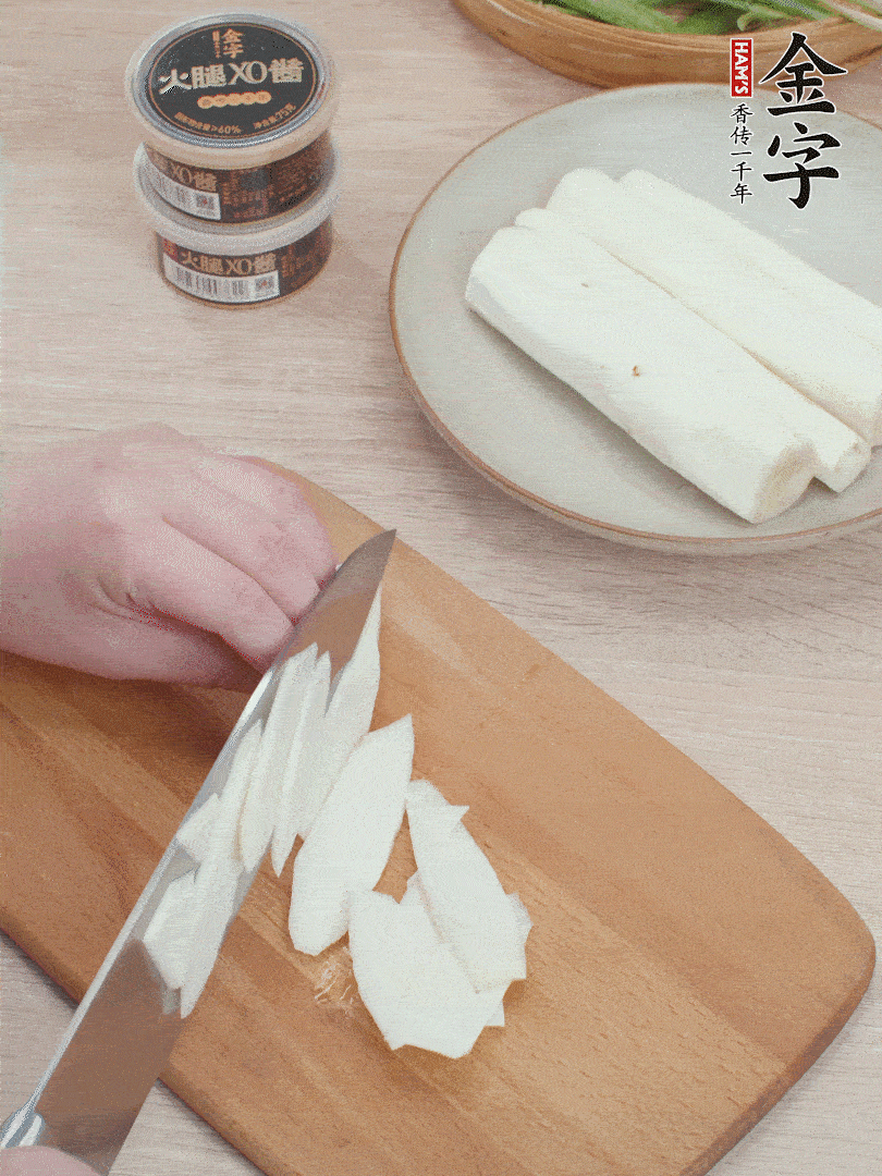 鐵棍山藥去皮，斜刀切片。