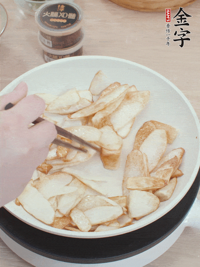 鍋中熱油，山藥煎至兩面金黃。