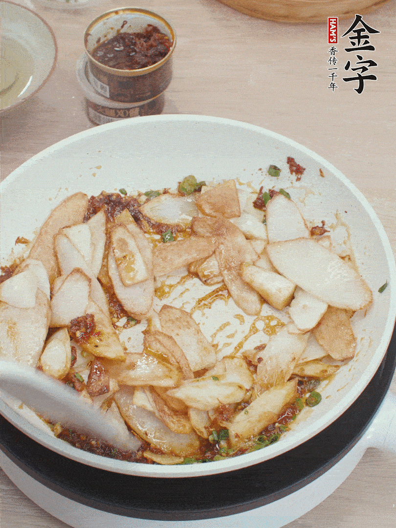 下山藥炒勻，撒蔥花。