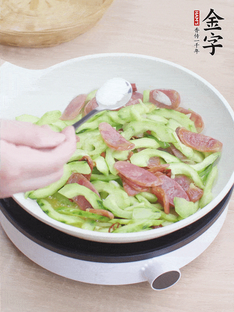 淋點(diǎn)開(kāi)水，半勺白糖、1勺生抽調(diào)味。