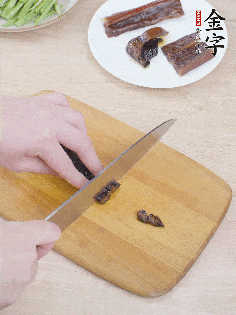 提前煮好的金字醬油肉切片。