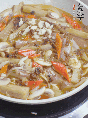 撒蒜末、香菜末。
