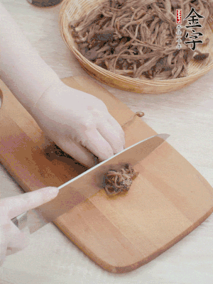 干茶樹菇浸泡過夜，去老根焯水，擠干水份。