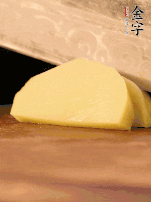 土豆去皮切丁。水開后，放入鍋中煮2-3分鐘，撈出瀝干水分。