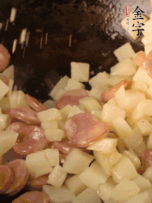 再放烤腸片煎熟。撒點(diǎn)鹽、孜然粉、辣椒面。