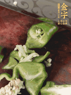 辣椒洗凈斜切成段，蒜切片。