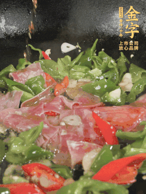 再下蒸炒火腿煸炒，加少許白糖提鮮。