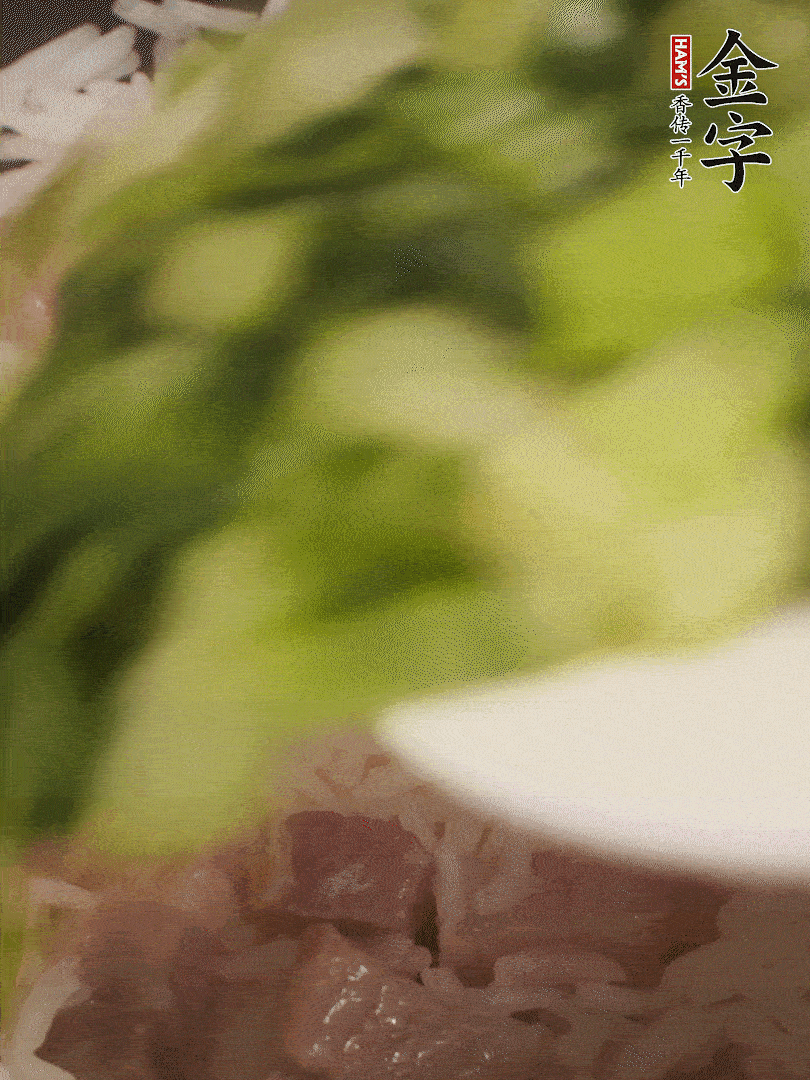 將燜煮好的米飯，倒入炒熟的蔬菜中，翻炒均勻鍆繼續(xù)燜煮5分鐘