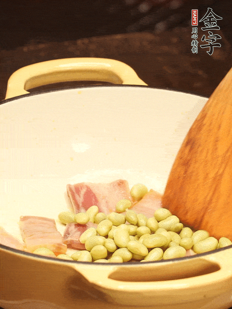 加入青豆、香菇翻炒出香味