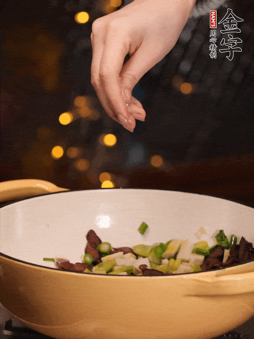 可以加點(diǎn)點(diǎn)水，再加菜苔，加點(diǎn)鹽、味精調(diào)味