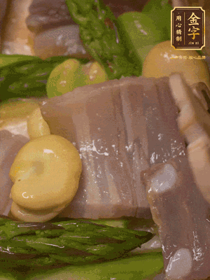 倒入熱水，燉煮10分鐘