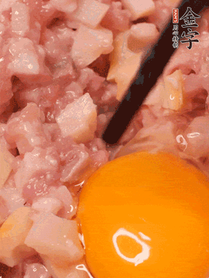 豬肉末、咸肉丁，分次加蔥姜水，一勺糖、一丟白胡椒，春筍丁，打入一個雞蛋