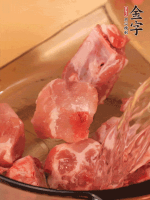 排骨冷水下鍋，加料酒、姜片，煮開綽水