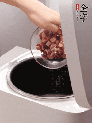 鍋中倒入豬油，油熱后炒熟上海青，給倒少許鹽調(diào)味