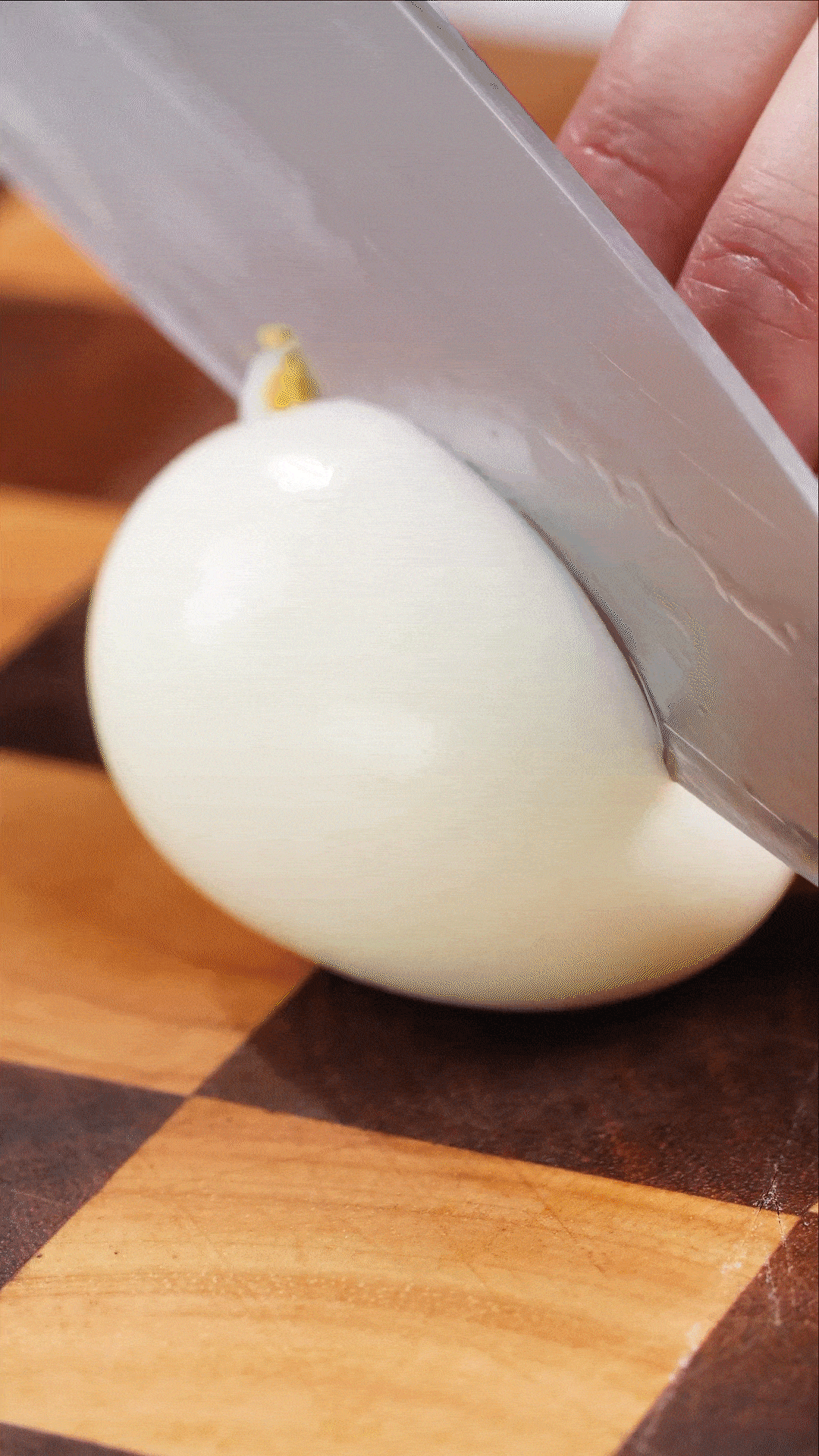 雞蛋煮熟，改刀備用