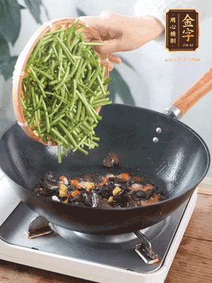 熱油煸香蒜末、姜粒、小米辣，再下臘肉煸炒出香味