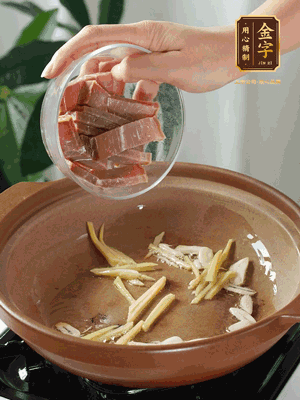 姜絲煸香后放火腿翻炒，加開水燉煮10分鐘