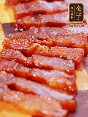 金字醬油肉煮熟，切片